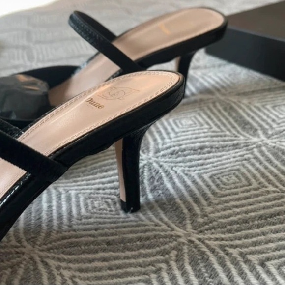 Chic Black Textured Women's Heels - Picture 4 of 5